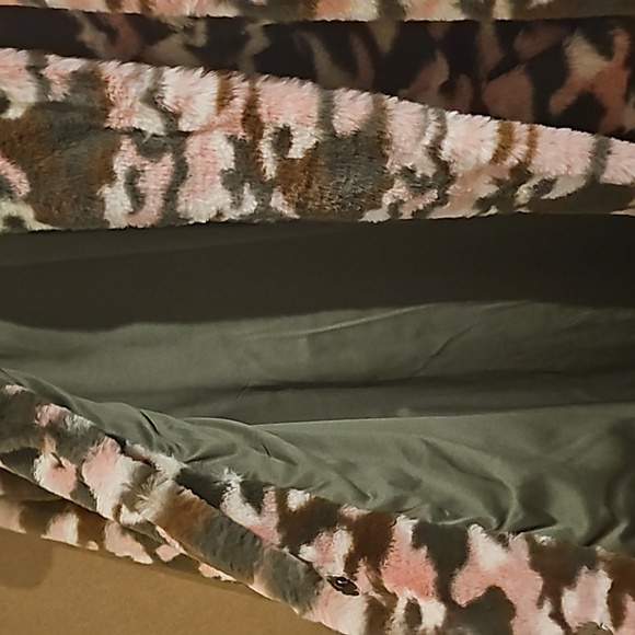 Guess faux fur jacket, size Large - Picture 3 of 4